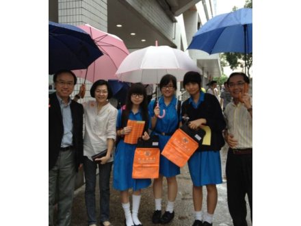 香港善導會賣旗日 - 風雨同路